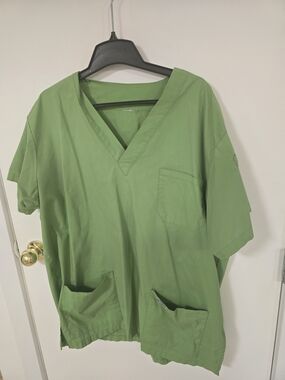 Men's Lightweight Green V-Neck Scrub Top with Pockets